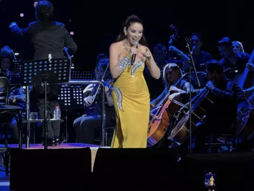 Aşkın Nur Yengi konserinde dansçı şov! Dansçı konserin önüne geçti... - Resim: 3