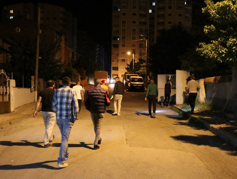 Sivas'ta mahalle ayakta! Sopalarla nöbet tutuyorlar - Resim: 3