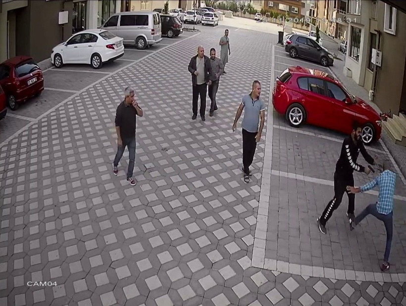 Adana'da dehşet görüntüler! Kimse engel olamadı kapıcıyı böyle vurdu - Resim: 4