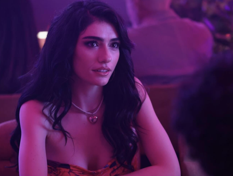 Hazar Ergüçlü ödül gecesi tarzı ile olay yarattı! Karelerine beğeni yağdı - Resim: 2