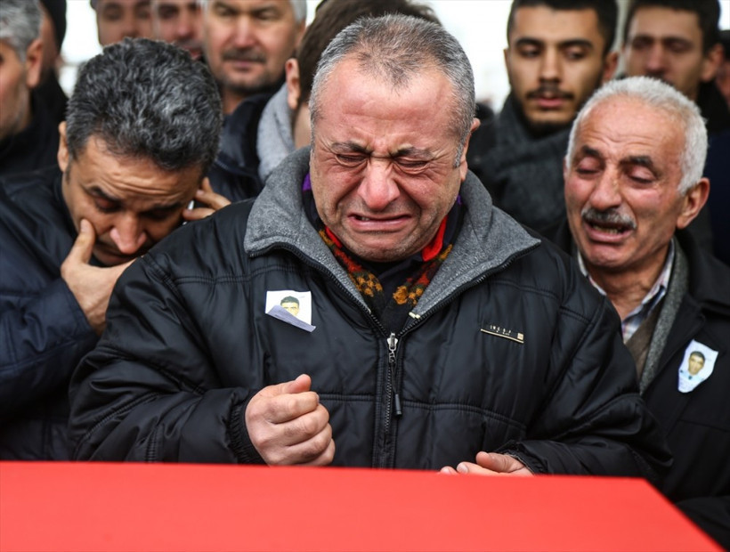 Şehit polisin cenazesinden yürek yakan kare - Resim: 2