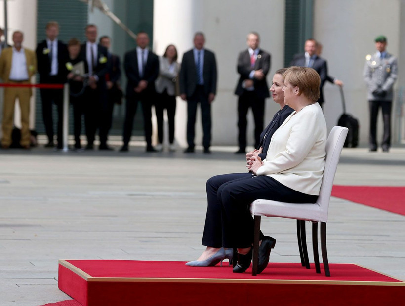 Almanya Başbakanı Angela Merkel titremesin diye sandalyeli önlem - Resim: 2
