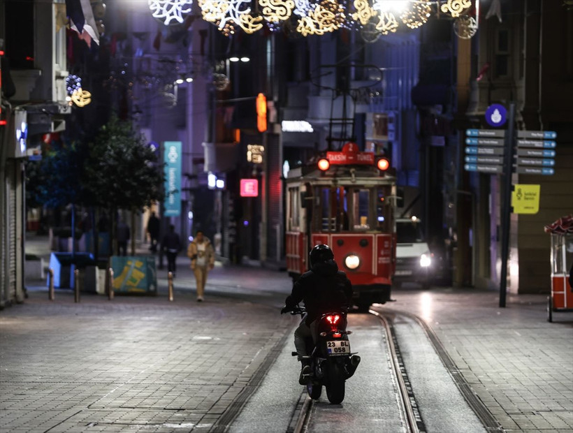 Bombanın patladığı İstiklal Caddesi yeniden yaya trafiğine açıldı! Bankların hepsi söküldü - Resim: 4