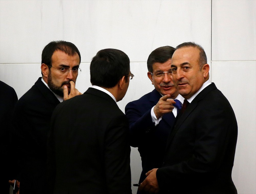 Davutoğlu Çavuşoğlu'na ısrarla ne gösterdi? - Resim: 2