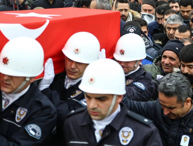 Şehit polisin cenazesinden yürek yakan kare - Resim: 1