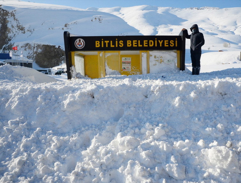 Bitlis'de 2 metre kar yağdı ev ve araçlar kara gömüldü - Resim: 3