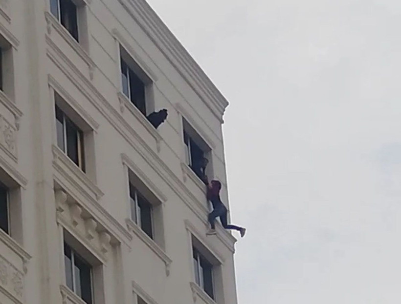 İntihara kalkışan kadını polis son anda yakaladı - Resim: 1