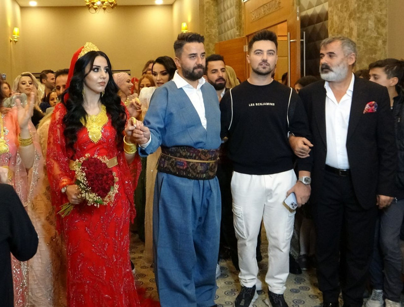 Gelin ve damada 3 milyon 650 bin TL’lik takı takıldı! Aşiret düğününde milyonluk takı töreni - Resim: 2