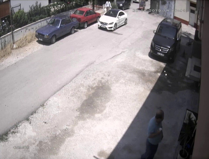 4 milyon euroyu çuvalla böyle çaldı! Yakalandığı anlar saniye saniye görüntülendi - Resim: 2