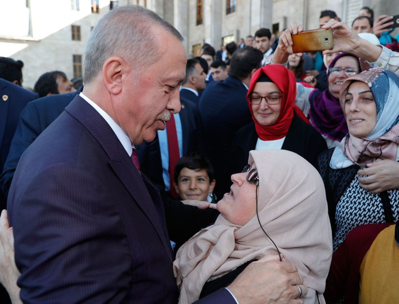 Yaşlı kadından Erdoğan'a sevgi gösterisi sıkı sıkı sarıldı - Resim: 1