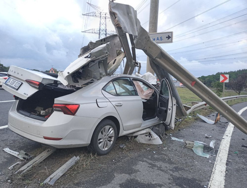 İstanbul Havalimanı yolunda korkunç kaza! Hostesleri taşıyan araç bariyerlere ok gibi saplandı - Resim: 1