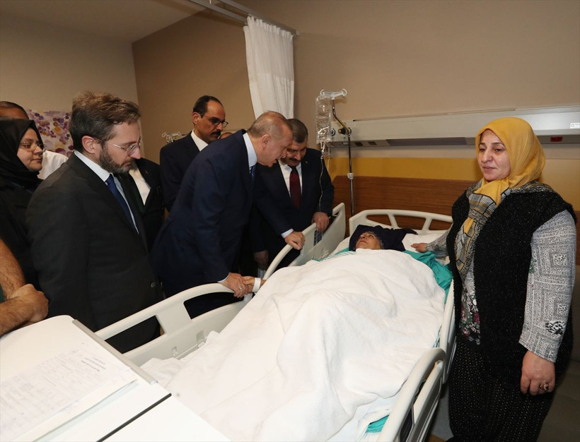 Cumhurbaşkanı Erdoğan, depremde yaralanan vatandaşları hastanede ziyaret etti - Resim: 4