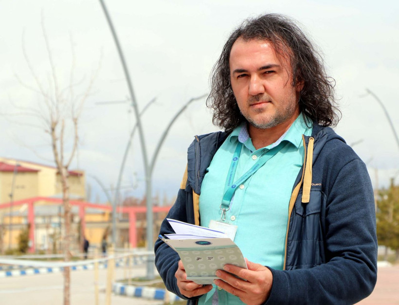 Van'da koronavirüs önlemi görüştüğü kişileri not alıyor - Resim: 2