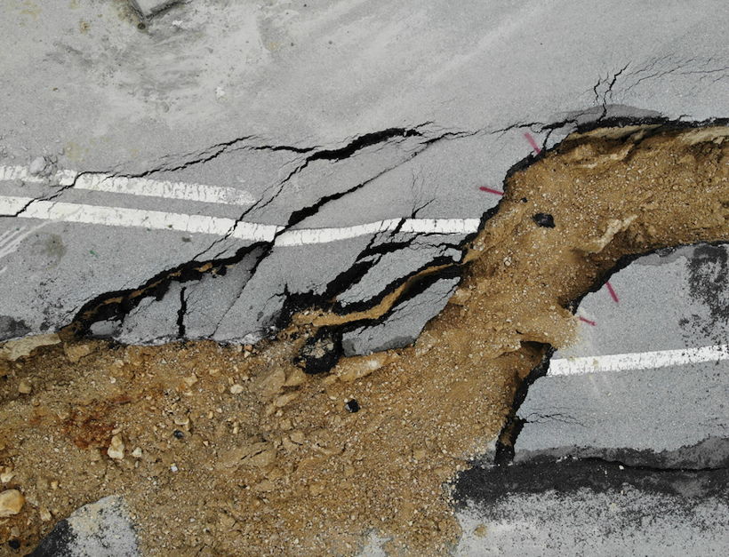 Karadeniz'i İstanbul'a bağlayan yol deprem gibi yarıldı dehşet görüntüler - Resim: 1