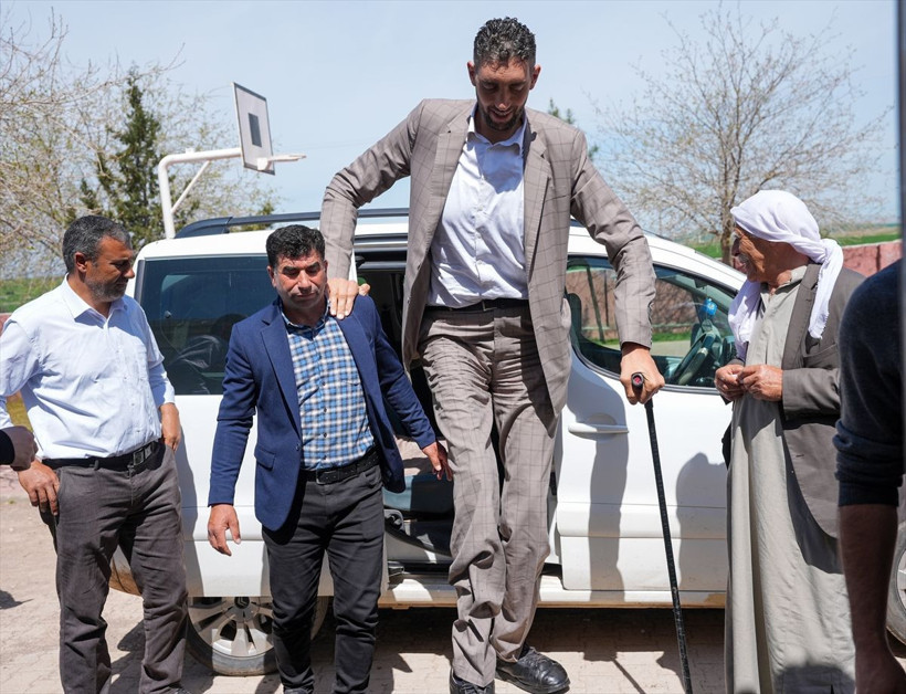 "Dünyanın en uzun adamı" oyunu böyle kullandı - Resim: 1