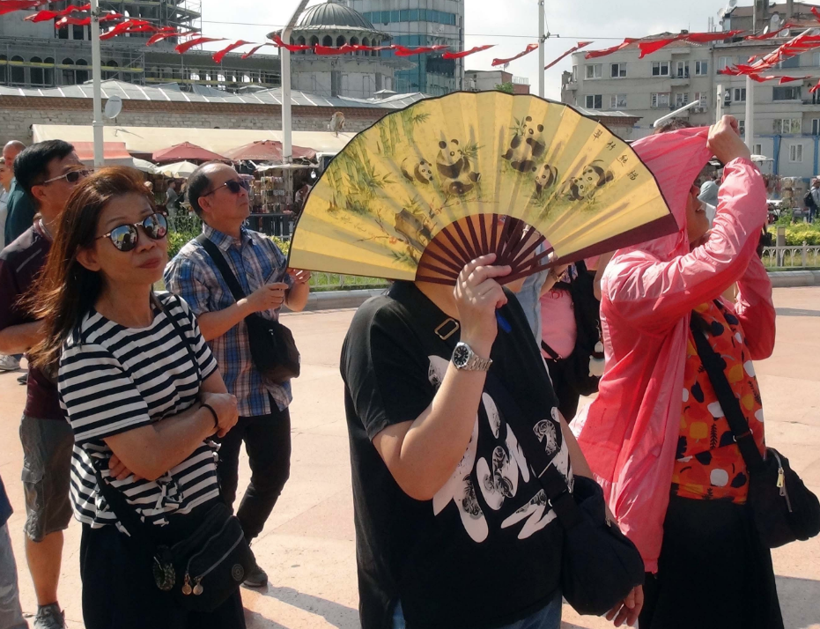İstanbul 40 derece sıcaklığı gördü! Turistler Taksim Meydanı'nda bakın nasıl önlem aldı - Resim: 1