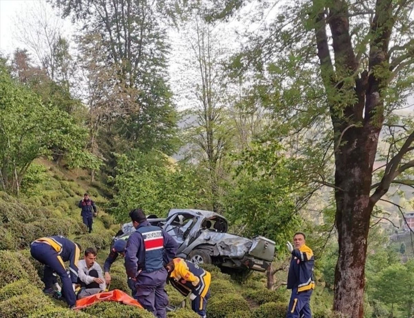 Artvin'de korkunç kaza! Çay bahçesine uçtu ölü ve yaralılar var - Resim: 1