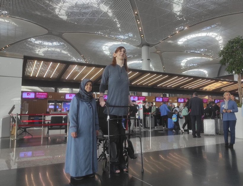 6 koltuk sedye haline getirildi! Dünyanın en uzun boylu kadını kadını Rumeysa ilk kez uçağa bindi - Resim: 2
