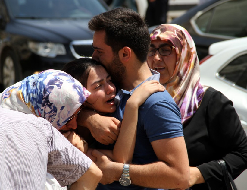 Türkiye demokrasi şehitlerine ağlıyor! Yürek yakan görüntüler - Resim: 3