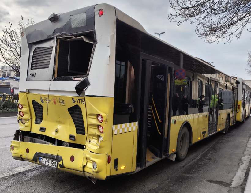 Fatih'te korku dolu anlar! Durağa yanaşan 3 İETT otobüsü kaza yaptı - Resim: 1