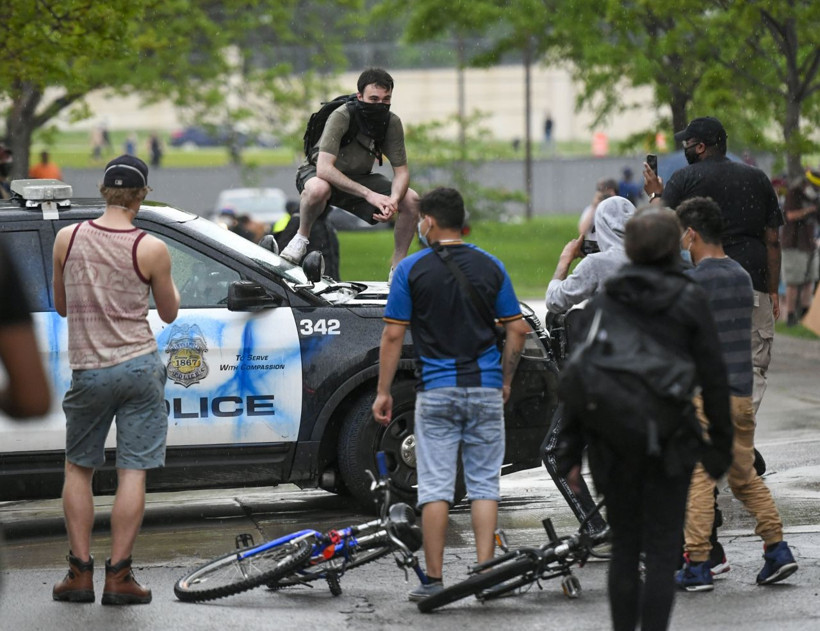 ABD'de siyahi gencin polis şiddetiyle ölmesi ortalığı karıştırdı! Olaylar büyüyor - Resim: 3