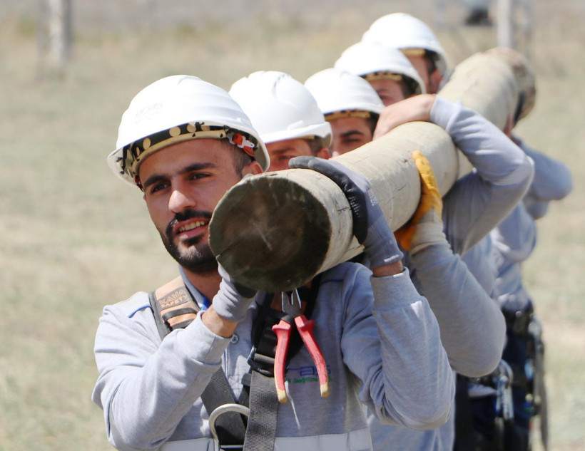 Erzurum'da elektrik teknikerlerine 'denge' eğitimi: 12 metre yüksekte voleybol oynuyorlar - Resim: 3