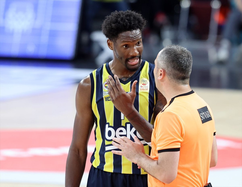Anadolu Efes Fenerbahçe maçında kavga! Ergin Ataman taraftarlarla tartıştı, maç sonu saha feci karıştı! - Resim: 2