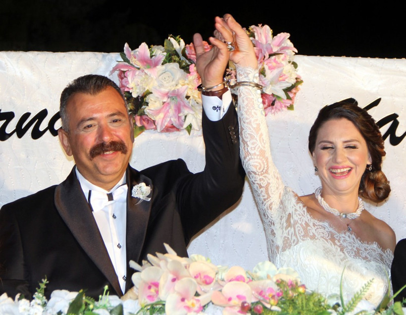 Evlenen savcıya emniyet müdürü kelepçe taktı! - Resim: 2