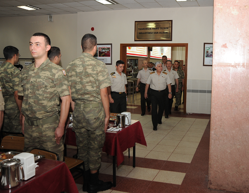 Necdet Özel askerlerle iftar yaptı - Resim: 1