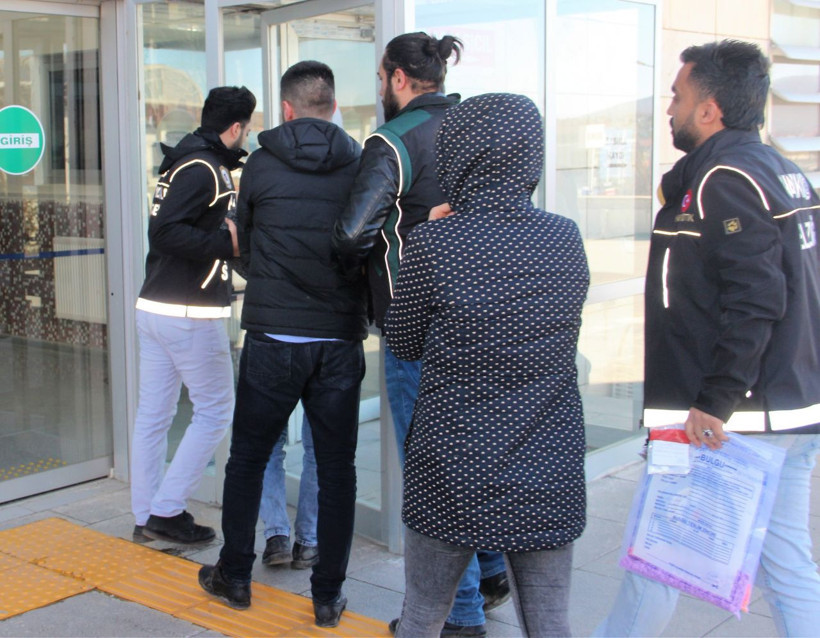 Elazığ'da kadının iç çamaşırından çıkanlar görenleri şok etti! Sütyenindekiler hayatını mahvetti - Resim: 1