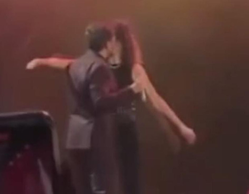 Kenan Doğulu konserinde Beren Saat dansı düşman çatlattı! Sahneye fırladı! - Resim: 3