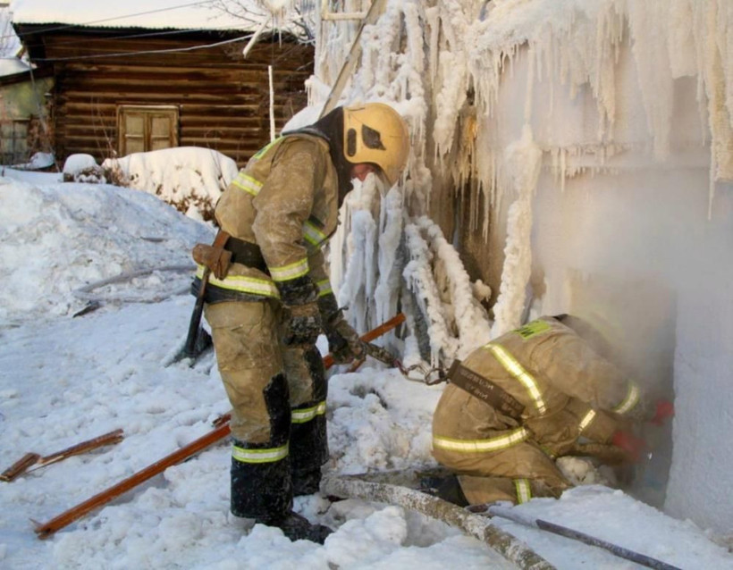 Görüntüler dünya gündemine oturdu! İtfaiye ekipleri şaştı kaldı: Hortumlarla sıkılan su bile dondu! - Resim: 1