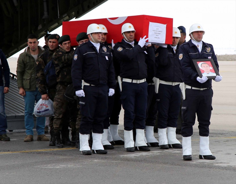 Şehit cenazesini karşılama töreninde acı kareler - Resim: 2