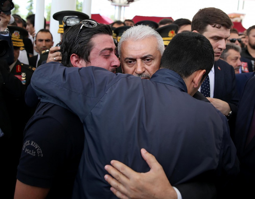 Başbakan Yıldırım'a sarılıp ağladılar! - Resim: 2
