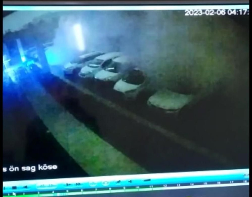 Diyarbakır'da iş merkezinin çökme anı kamerada! Depremde 2 kişi öldü, 106 kişi yaralandı - Resim: 1