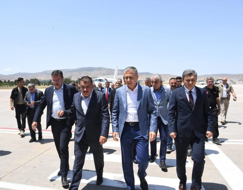 Bakan Yerlikaya Malatya'da depremzedelerle bir araya geldi! Sorunları dinledi, çözüm için talimat verdi... - Resim: 4