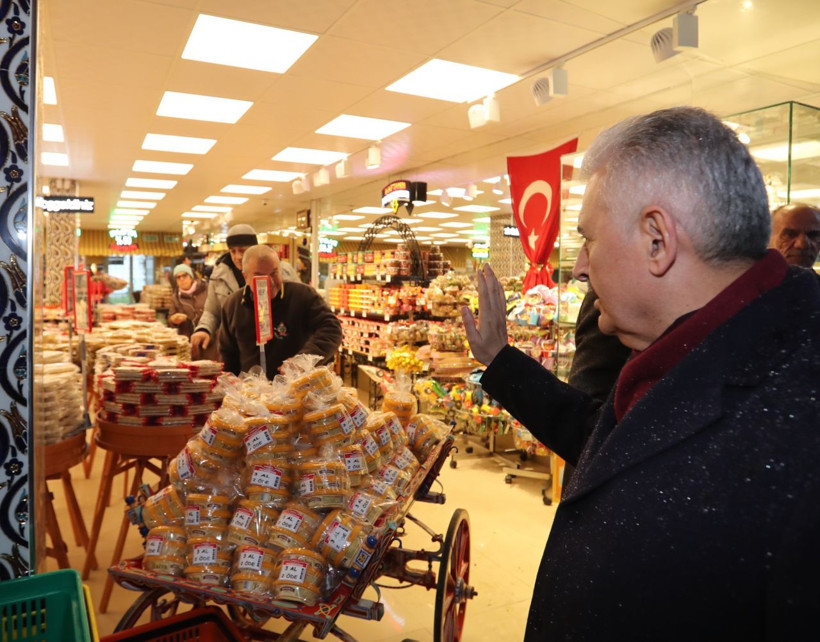 Binali Yıldırım Sarıyer'de börek yedi, martılara simit attı - Resim: 1