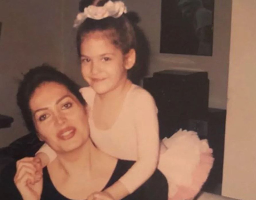 Türkan Şoray'ın kızı Yağmur Ünal'dan gecelikli poz! Instagram'da paylaştı - Resim: 2