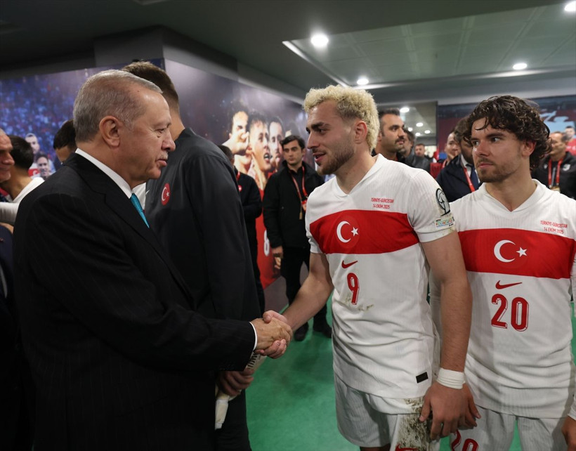 Cumhurbaşkanı Erdoğan maç sonu soyunma odasına indi, futbolcuları böyle tebrik etti - Resim: 2