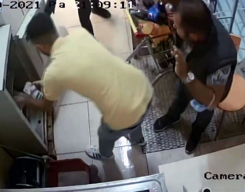 Adana'da market soyuldu kar maskeli hırsız bakın kim çıktı? - Resim: 4