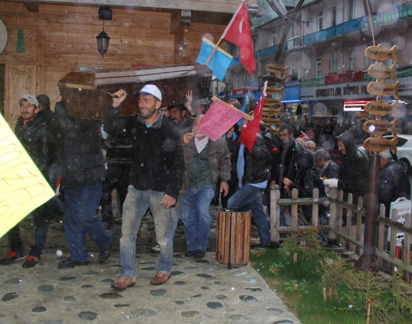 Rizeliler yine yaptı yapacağını! Yağmur bastırınca tabutu... - Resim: 3