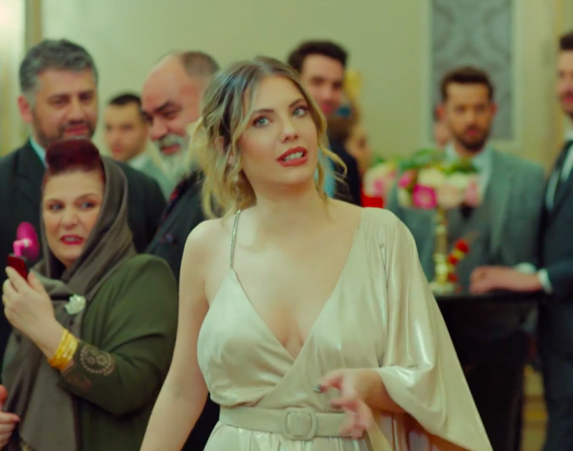 Yasak Elma'da Yıldız'ın dekoltesi olay oldu! Göğüs ucu diziyi karıştırdı - Resim: 4