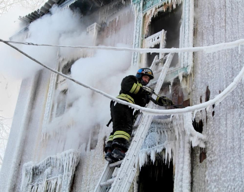 Görüntüler dünya gündemine oturdu! İtfaiye ekipleri şaştı kaldı: Hortumlarla sıkılan su bile dondu! - Resim: 2