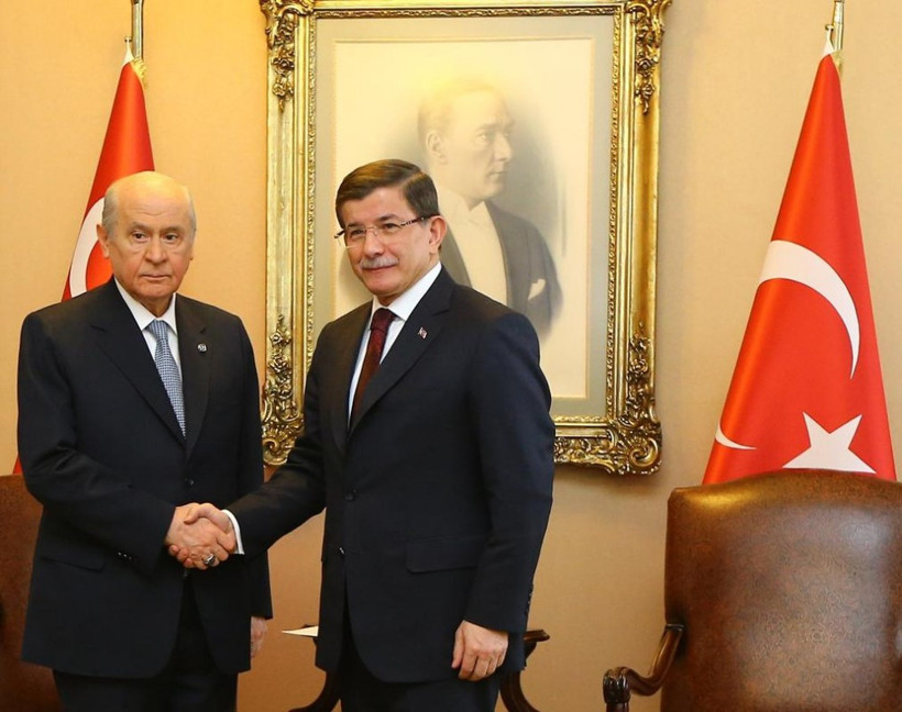 MHP Lideri Bahçeli, Davutoğlu'nu bakın nasıl karşıladı! - Resim: 1