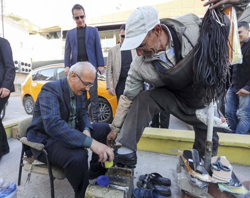 Gören gözlerine inanamadı ayakkabı boyayan bakın kim? - Resim: 1