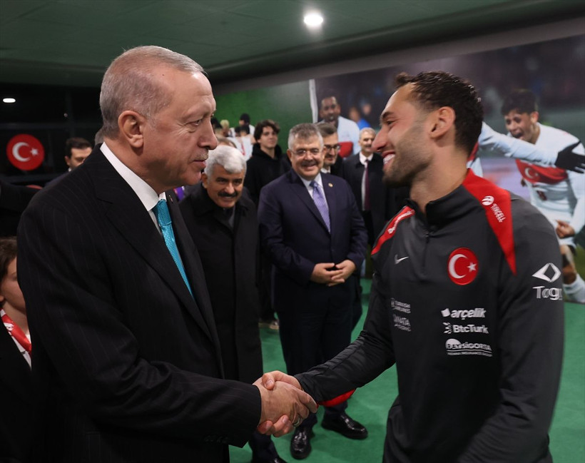 Cumhurbaşkanı Erdoğan maç sonu soyunma odasına indi, futbolcuları böyle tebrik etti - Resim: 1