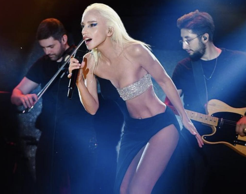 Şarkıcı Gülşen'den sahne şov! Kıyafet tercihi olay - Resim: 3