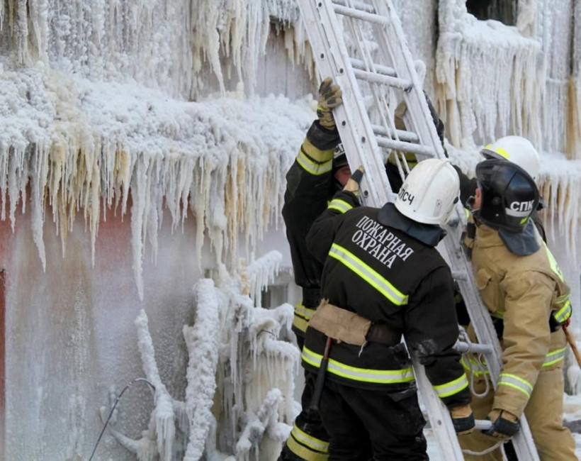 Görüntüler dünya gündemine oturdu! İtfaiye ekipleri şaştı kaldı: Hortumlarla sıkılan su bile dondu! - Resim: 4