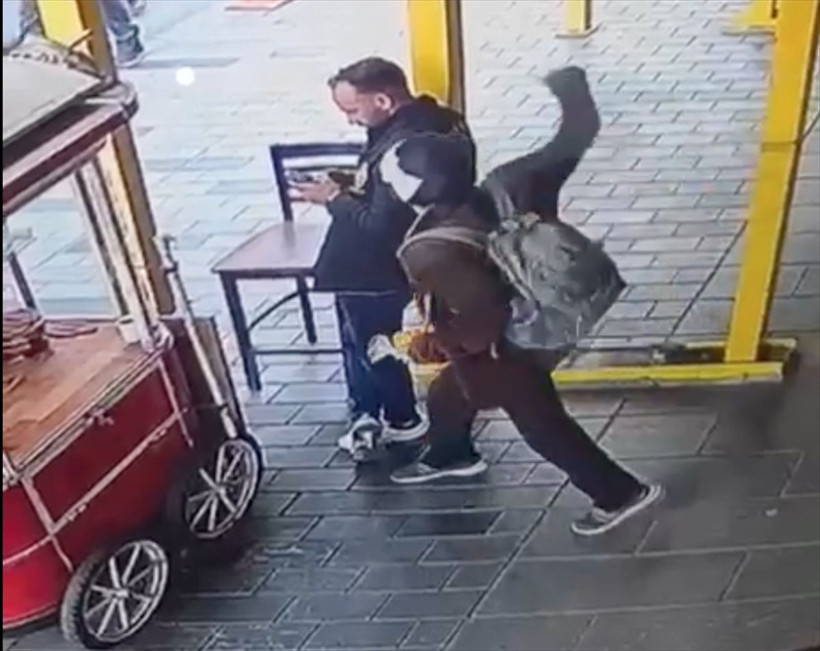 Beyoğlu'nda dehşet dakikaları! Polisin arkasından sessizce yaklaşıp boynundan bıçakladı - Resim: 2