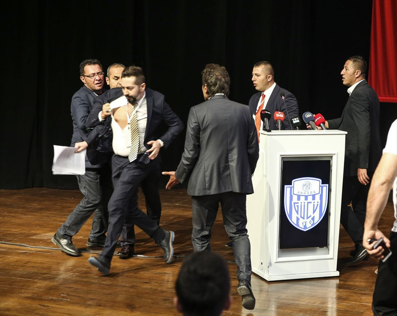 Ankaragücü Genel Kurulu'nda ortalık karıştı yumruklar havada uçuştu - Resim: 3